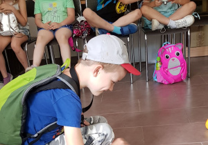 Uczeń głaszcze jeża