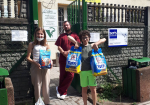 Dzieci przekazują karmę do schroniska.