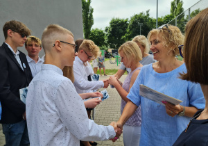 Wręczanie uczniom świadectw i pamiątek