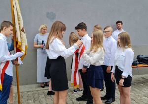Uroczyste przekazanie sztandaru szkoły, zakładanie szarf