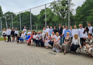 Zdjęcie grupowe nauczycieli szkoły i uczniów klas ósmych