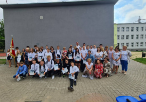 Uczniowie klas ósmych wraz z nauczycielami