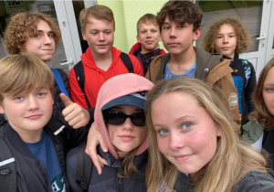 Uczniowie klasy 8b- zdjęcie grupowe