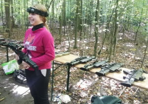 Uczennica z atrapą broni