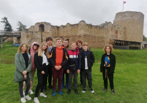 Uczniowie 8b na tle ruin zamku w Inowłodzu