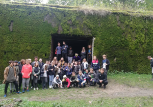 Uczniowie klas 7 i 8b przed wejściem do bunkra w Konewce
