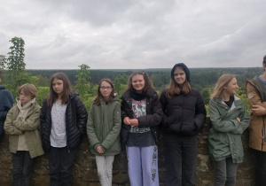 Uczniowie klasy 7b, w tle widok Pilicy