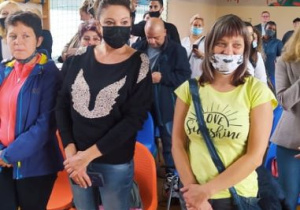 Rodzice pierwszaków w sali gimnastycznej szkoły