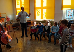 Kobieta grająca na wiolonczeli w trakcie zajęć
