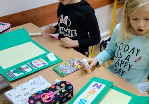 Dziewczynki wykonują jesienne albumy