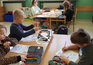 Widok ogólny na dzieci w pracowni