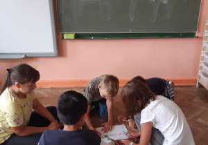 Dzieci pracują.