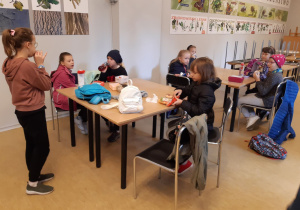 Uczniowie jedzą w sali ośrodka edukacji