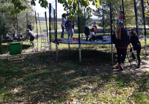 Dzieci na trampolinie