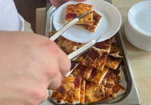 Talerz z kawałkami pizzy