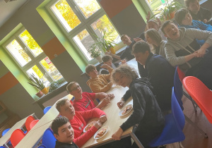 Uczniowie klasy 8b przy stołach w szkolnej stołówce