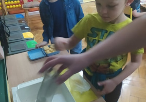 Uczniowie podczas miksowania produktów