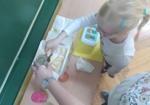 Uczennica podczas miksowania produktów