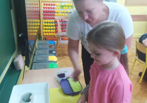 Uczennica i nauczycielka podczas miksowania produktów