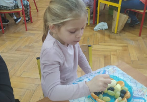 Uczennica spożywa owoce