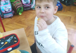 Uczeń spożywa zdrowe śniadanie