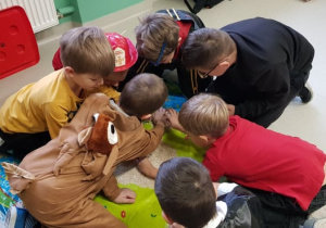 Chłopcy pracują w grupie