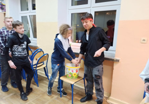 Rzut monetą do wiadra