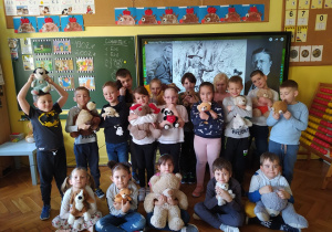 Grupa dzieci z pluszakami