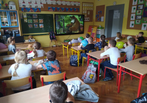 Uczniowie w ławkach szkolnych