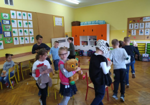 Zabawa w kręgu z krzesłami