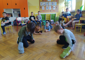 Dzieci bawią się na podłodze