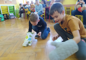 Dwóch chłopców w trakcie zabawy