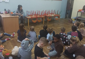 Grupa dzieci bawi się misiami