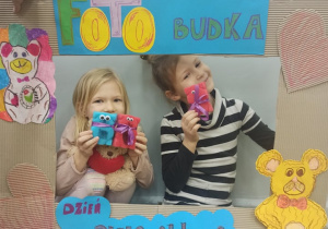 Dwie dziewczynki w fotobudce