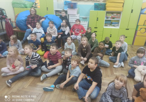 Grupa uczniów w świetlicy szkolnej