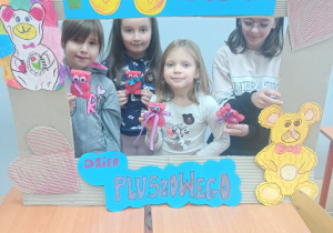 Cztery uczennice z własnymi misiami