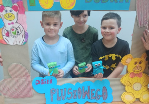 Trzech chłopców w fotobudce