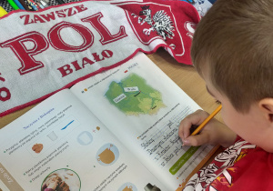 Uczeń uzupełnia tekst o Polsce