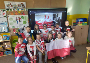 Grupa dzieci z symbolami narodowymi