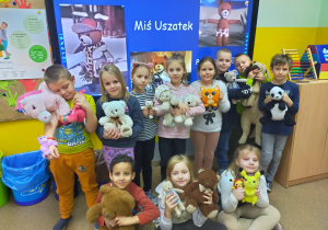 Grupa uczniów z misiami