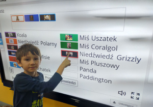 Uczeń przy tablicy multimedialnej