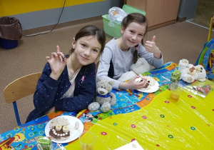 Uczennice dekorują "misiowe" kanapki