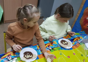 Dziewczynki dekorują kanapki