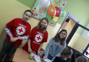 Uczniowie zachęcają do akcji PCK.