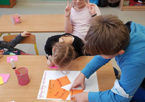 Dzieci pracują w ławce.