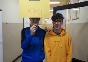 Uczniowie z banerem informacyjnym