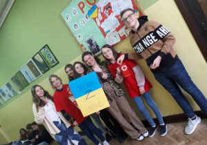 Grupa uczniów z banerem informacyjnym