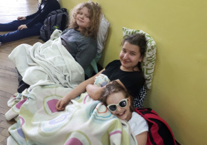 Dziewczynki z klasy IV pod kocami