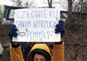 Uczeń z transparentem w rękach