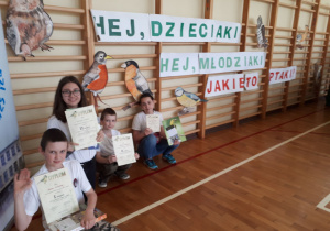Grupa uczniów z dyplomami